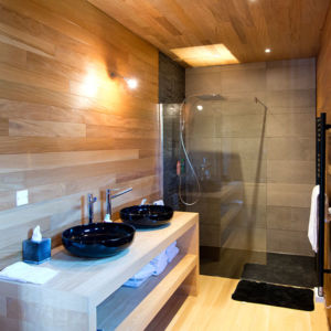 Salle de bain en bois sur mesure