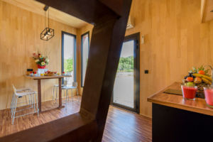Salle à manger dans chalet bois exotique Corse