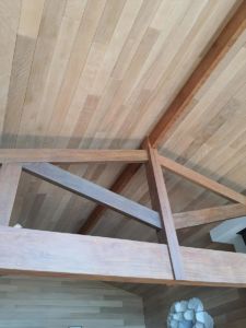 Plafond et ossature maison bois avec bois exotique