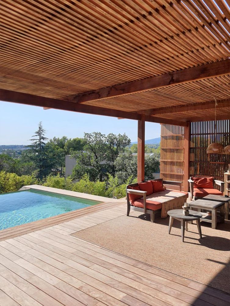 Terrasse de maison sur mesure en bois exotique sans traitement